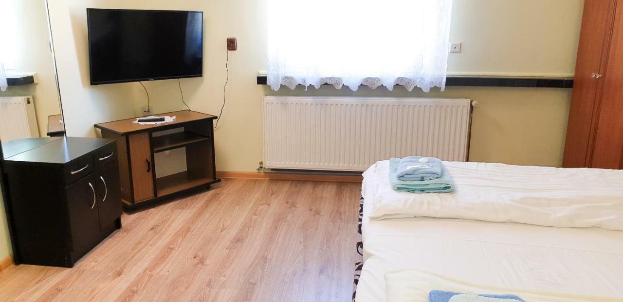 Etna - Hostel -Noclegi เชชูฟ ภายนอก รูปภาพ